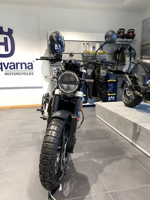 Moto Husqvarna Svartpilen 125 Nuove Pronta Consegna A Treviso